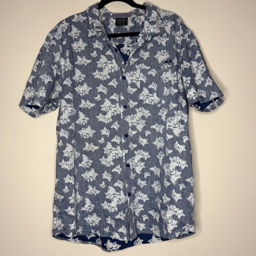OAKLEY White Floral Chambray Hawaiian Print Surfer Boy  Casual Buttondown Shirt